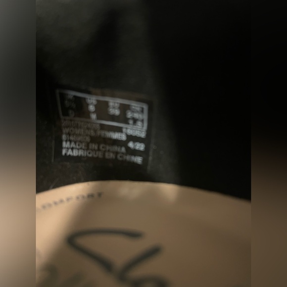 NWOT. Womens size 8, patent black color Clarks heels - Picture 7 of 7